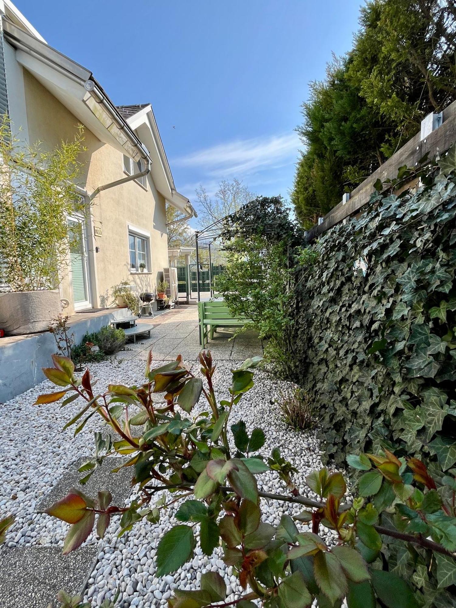 Garden Paradise Bled Apartments - Garden, Pond And Castle View Oda fotoğraf
